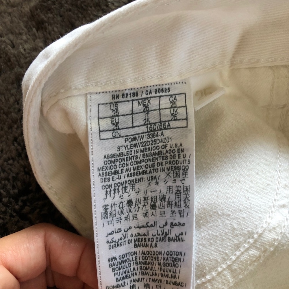 ❌SOLD❌Guess Jean Shorts - Picture 4 of 5